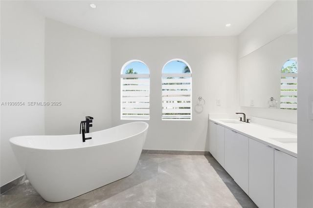 3135 NE 211 ST, Aventura, FL 33180