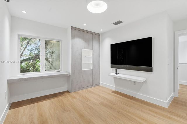 3135 NE 211 ST, Aventura, FL 33180