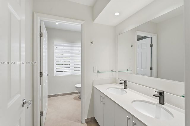 3135 NE 211 ST, Aventura, FL 33180