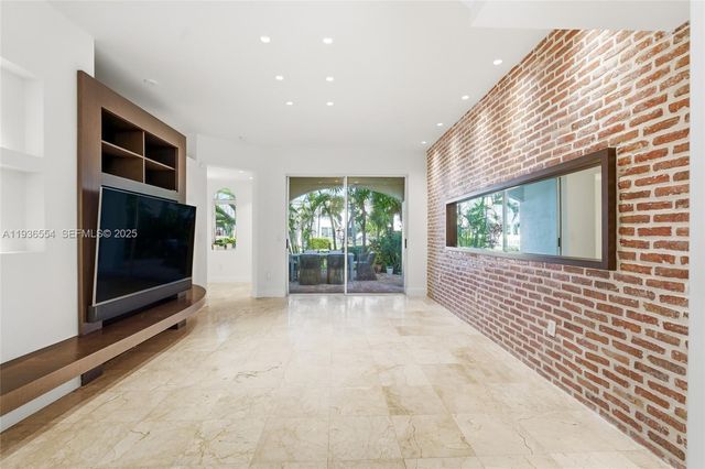 3135 NE 211 ST, Aventura, FL 33180