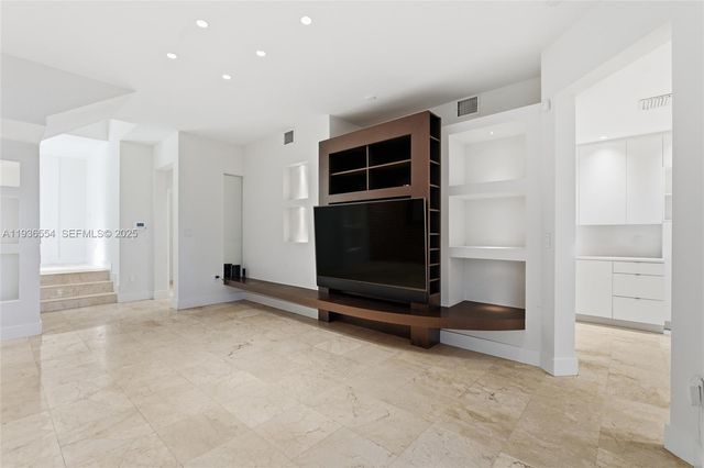 3135 NE 211 ST, Aventura, FL 33180