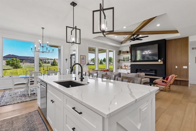 14431 Persimmon Drive, Urbandale, IA 50323