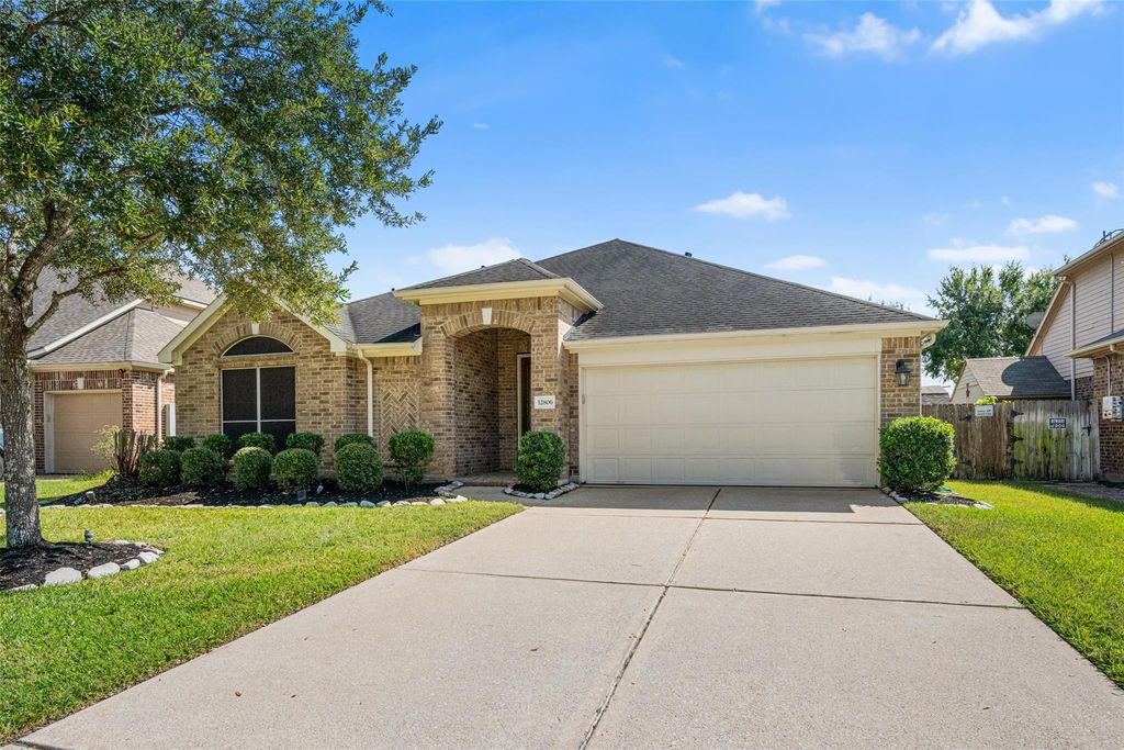 12806 Winter Springs Drive, Pearland, TX 77584