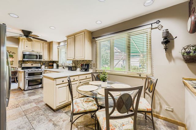 136 Caryville Lane, Schaumburg, IL 60193