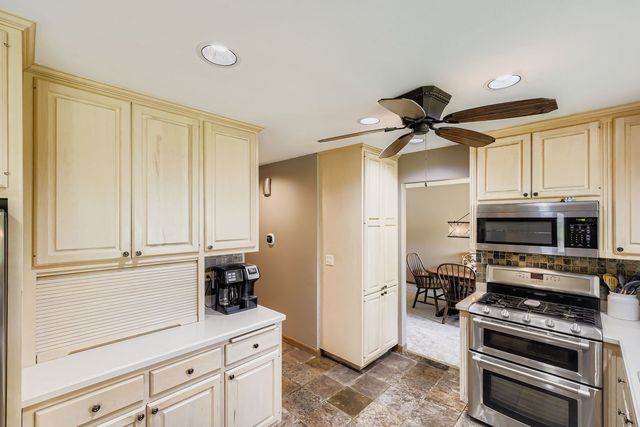 136 Caryville Lane, Schaumburg, IL 60193