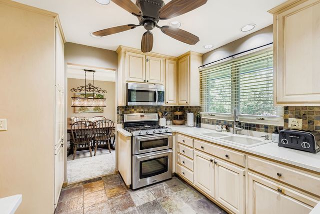 136 Caryville Lane, Schaumburg, IL 60193