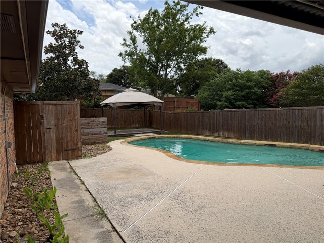 1716 Rosemeade Circle, Carrollton, TX 75007