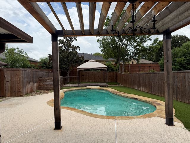 1716 Rosemeade Circle, Carrollton, TX 75007