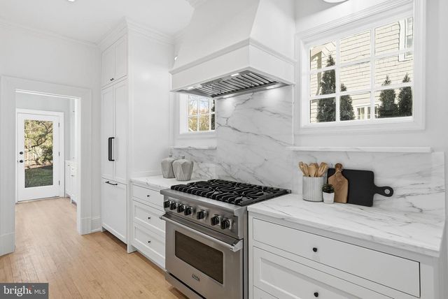 5 OXFORD ST, Chevy Chase, MD 20815