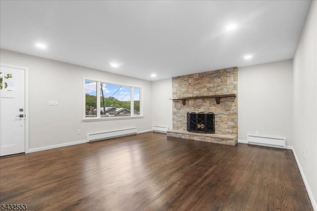 8 Cove Rd, Hopatcong Boro, NJ 07843