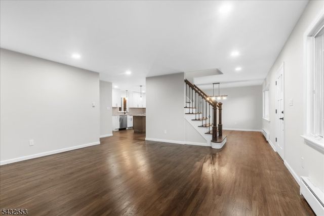 8 Cove Rd, Hopatcong Boro, NJ 07843