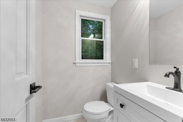 8 Cove Rd, Hopatcong Boro, NJ 07843