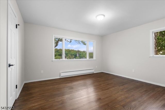 8 Cove Rd, Hopatcong Boro, NJ 07843