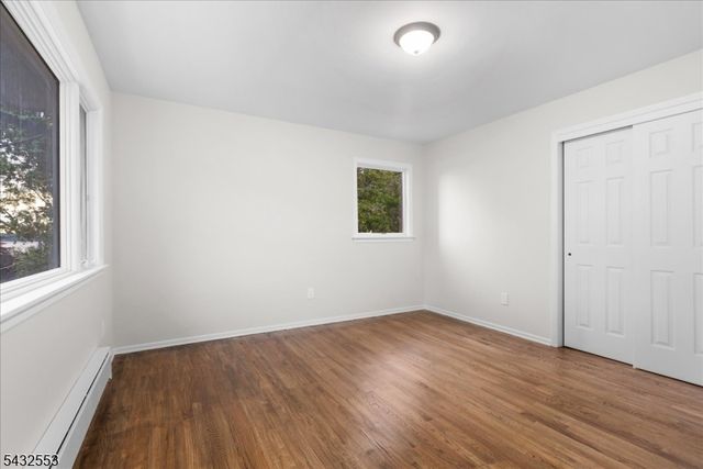 8 Cove Rd, Hopatcong Boro, NJ 07843