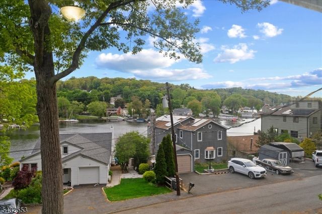 8 Cove Rd, Hopatcong Boro, NJ 07843