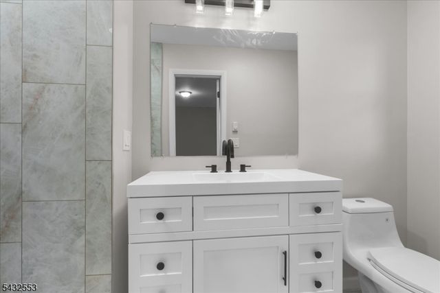 8 Cove Rd, Hopatcong Boro, NJ 07843