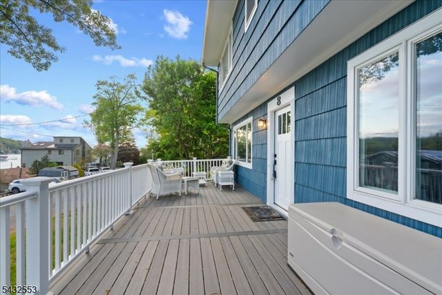 8 Cove Rd, Hopatcong Boro, NJ 07843