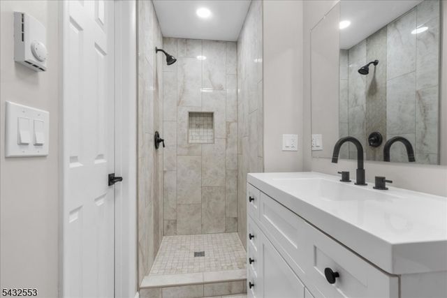 8 Cove Rd, Hopatcong Boro, NJ 07843