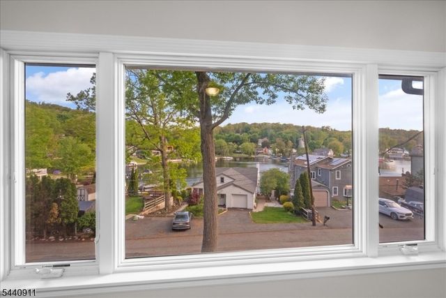 8 Cove Rd, Hopatcong Boro, NJ 07843