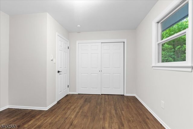 8 Cove Rd, Hopatcong Boro, NJ 07843
