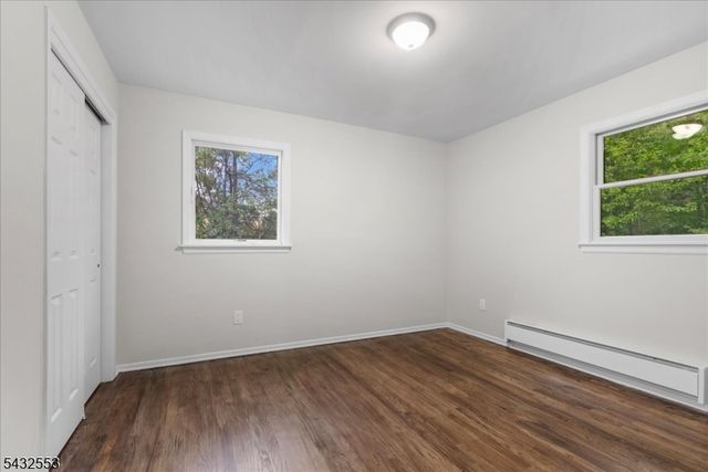 8 Cove Rd, Hopatcong Boro, NJ 07843