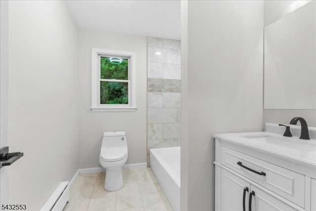 8 Cove Rd, Hopatcong Boro, NJ 07843