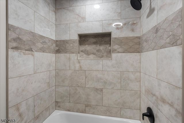 8 Cove Rd, Hopatcong Boro, NJ 07843