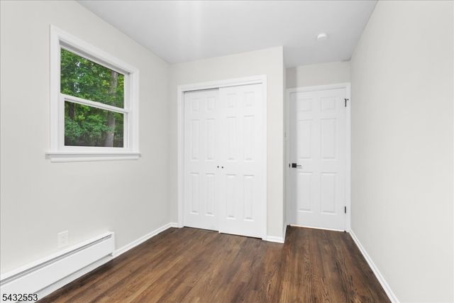 8 Cove Rd, Hopatcong Boro, NJ 07843