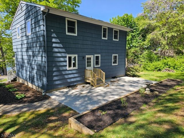 8 Cove Rd, Hopatcong Boro, NJ 07843