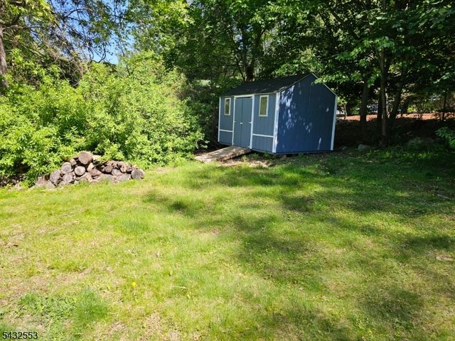 8 Cove Rd, Hopatcong Boro, NJ 07843
