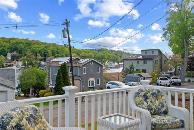 8 Cove Rd, Hopatcong Boro, NJ 07843