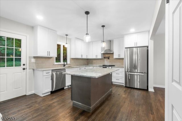 8 Cove Rd, Hopatcong Boro, NJ 07843
