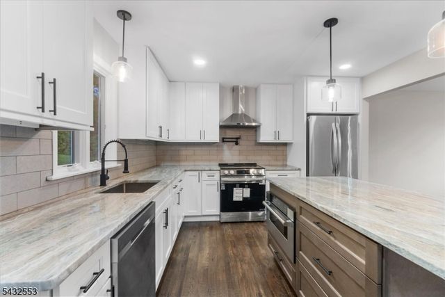 8 Cove Rd, Hopatcong Boro, NJ 07843