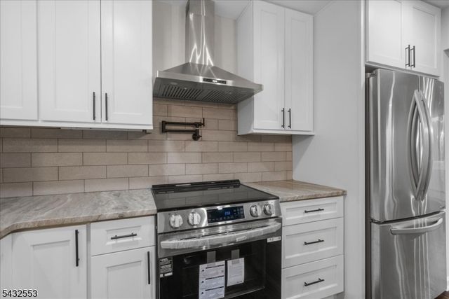 8 Cove Rd, Hopatcong Boro, NJ 07843