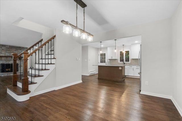 8 Cove Rd, Hopatcong Boro, NJ 07843