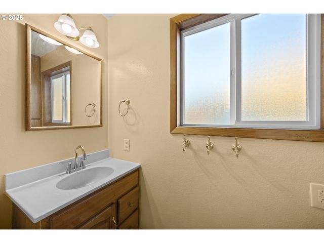 2488 W LORRAINE Ave, Roseburg, OR 97471