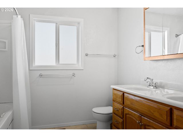 2488 W LORRAINE Ave, Roseburg, OR 97471