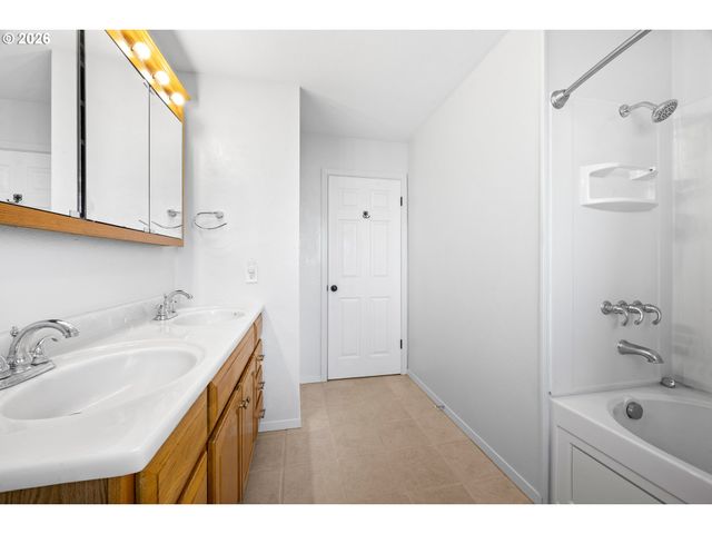 2488 W LORRAINE Ave, Roseburg, OR 97471