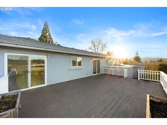 2488 W LORRAINE Ave, Roseburg, OR 97471