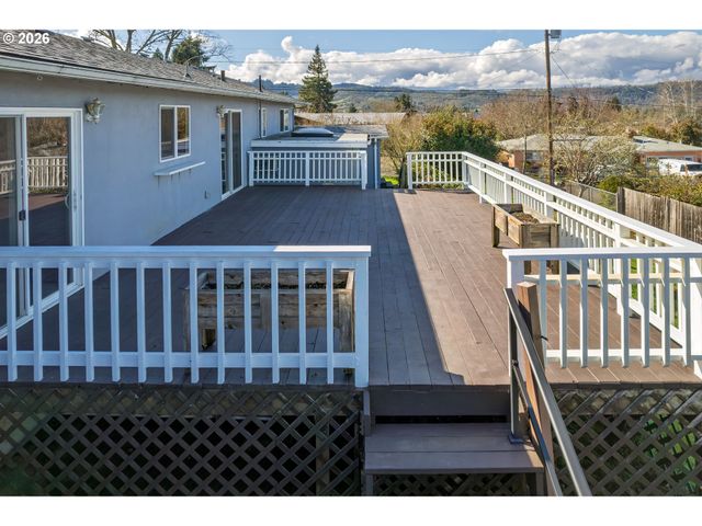 2488 W LORRAINE Ave, Roseburg, OR 97471