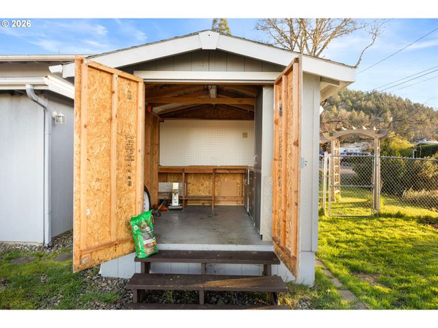 2488 W LORRAINE Ave, Roseburg, OR 97471