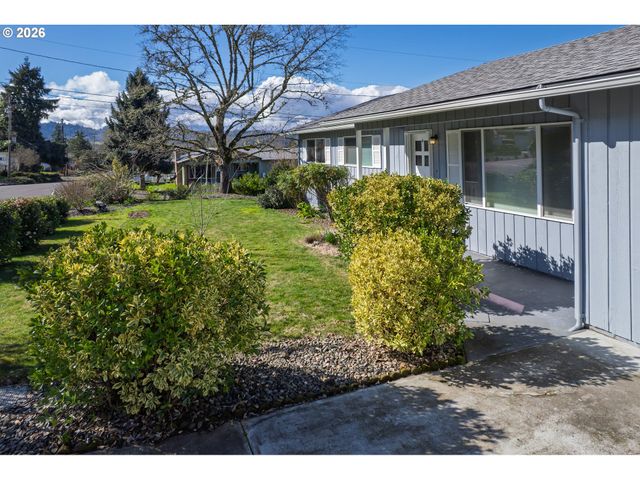 2488 W LORRAINE Ave, Roseburg, OR 97471