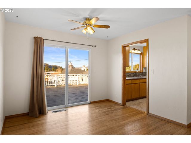 2488 W LORRAINE Ave, Roseburg, OR 97471