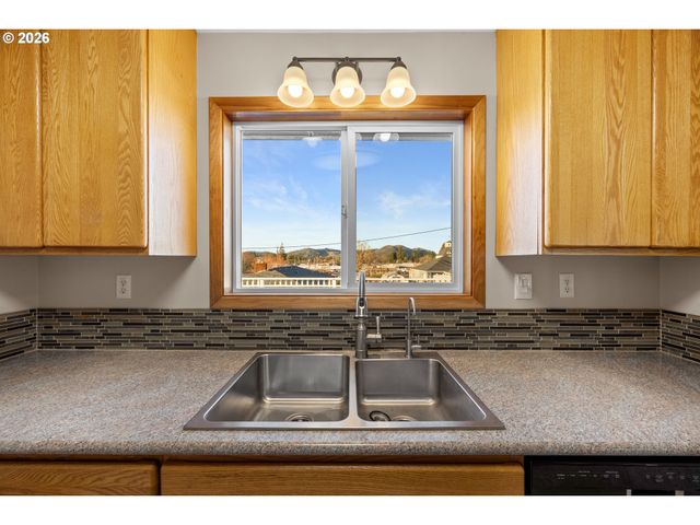 2488 W LORRAINE Ave, Roseburg, OR 97471