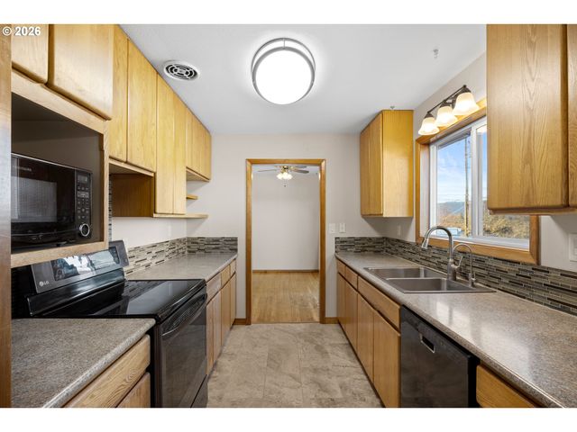 2488 W LORRAINE Ave, Roseburg, OR 97471