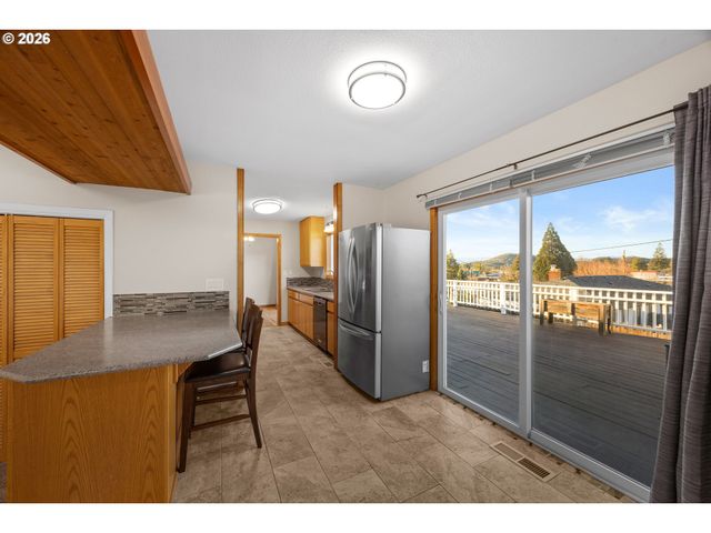 2488 W LORRAINE Ave, Roseburg, OR 97471