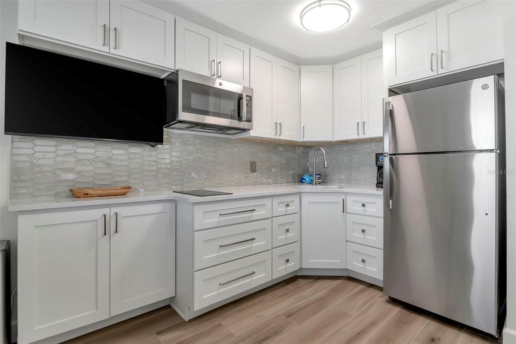 Image 14 of property listing at 2700 GULF BOULEVARD W2, Belleair Beach, FL 33786