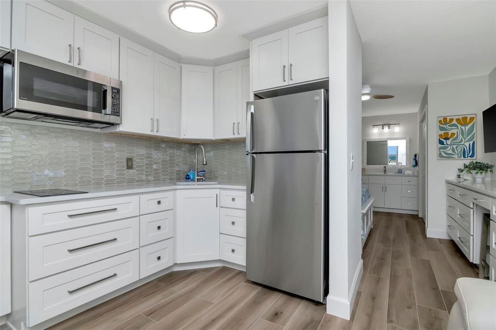 Image 15 of property listing at 2700 GULF BOULEVARD W2, Belleair Beach, FL 33786