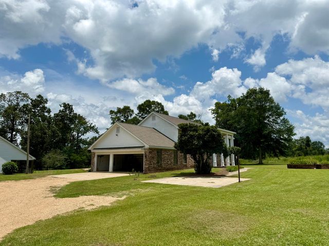 405 Lillis Rd., Columbia, MS 39429