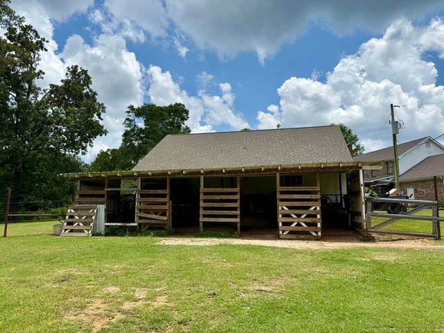 405 Lillis Rd., Columbia, MS 39429